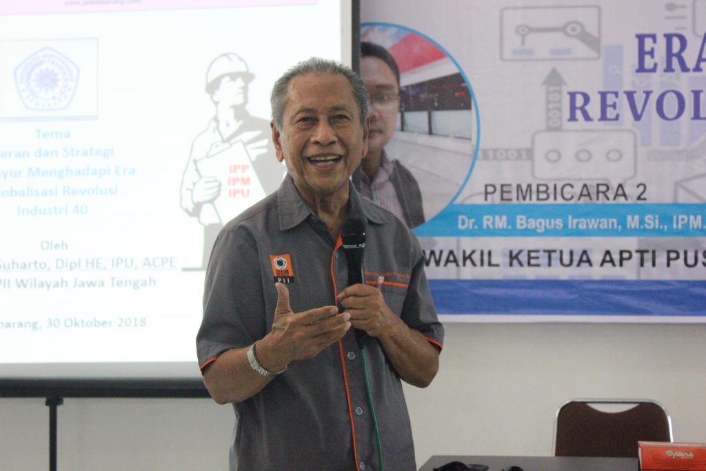 Ketua PII (Persatuan Insinyur Indonesia) Jawa Tengah, Ir. Wisnu Suharto, Dipl., HE., IPU, ACPE saat memberikan paparan di kuliah umum FT Unimus