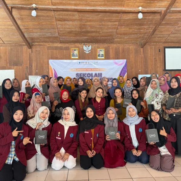 Antusiasme Tinggi, Pelatihan Tata Rias Ramaikan Sekolah Perempuan Plus di Desa Kandangrejo