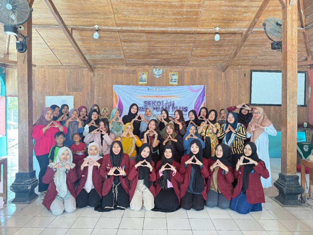 Rangkaian Sekolah Perempuan Plus Terus Berlanjut, Perempuan Kandangrejo Belajar memakai Blush on dan juga Catwalk