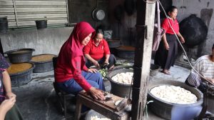 Read more about the article Perempuan Desa Kandangrejo Belajar Wirausaha Lewat Kunjungan ke UMKM Mekar Abadi