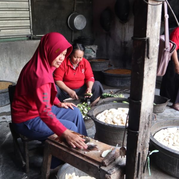 Perempuan Desa Kandangrejo Belajar Wirausaha Lewat Kunjungan ke UMKM Mekar Abadi